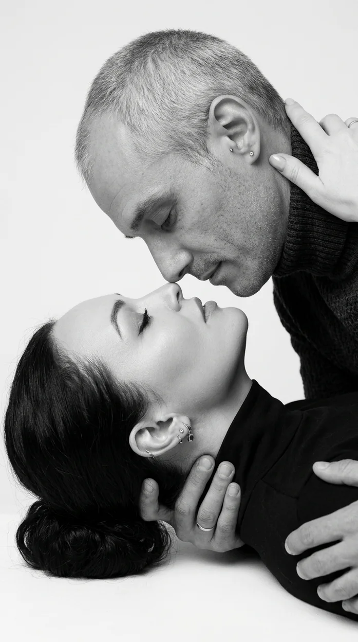  Чёрно-белый студийный портрет перед поцелуем
