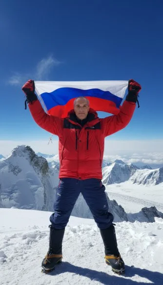 ИИ-фотосессия — На вершине мира