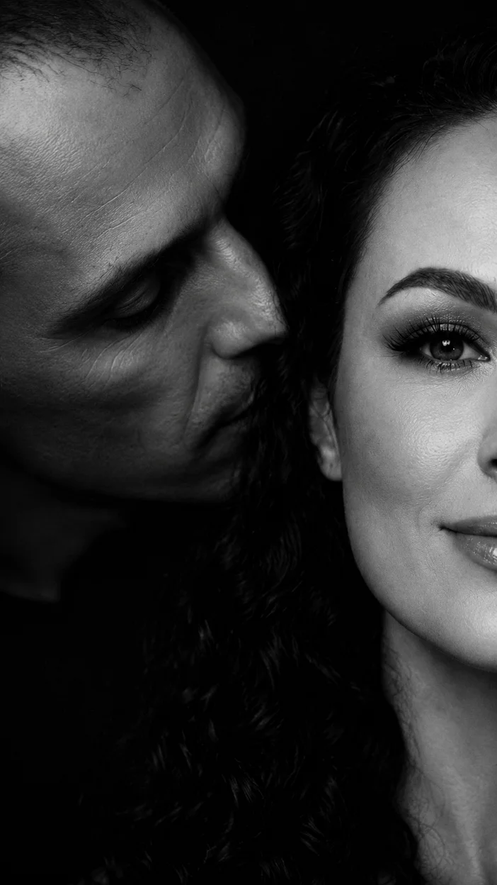 Фотосессия пары в асимметричной композиции «половина лица»