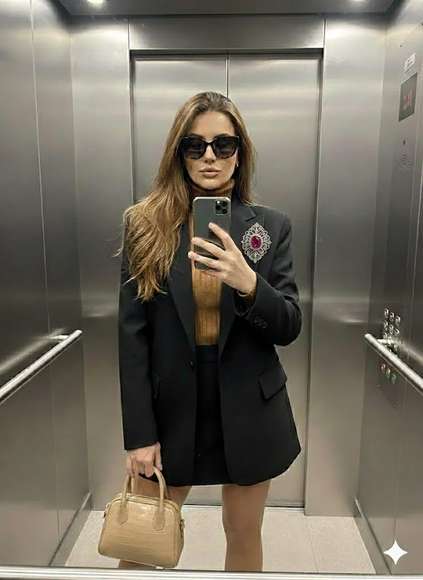 Сцена для продаж - Брошь . Девушка в лифте сэлфи