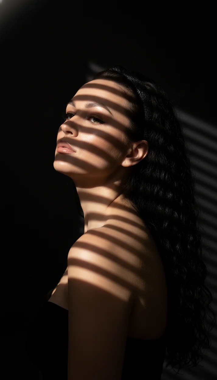 Темный студийный фон без видимых объектов