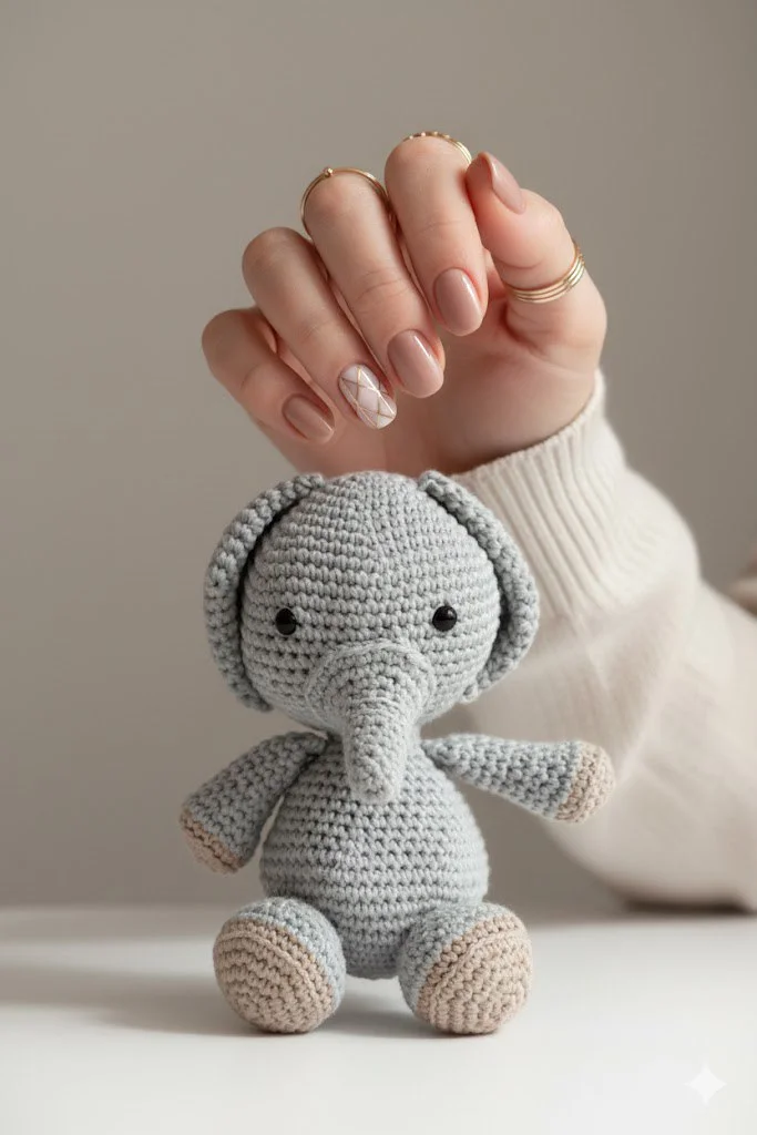 Минимализм и золото: Эстетика рук