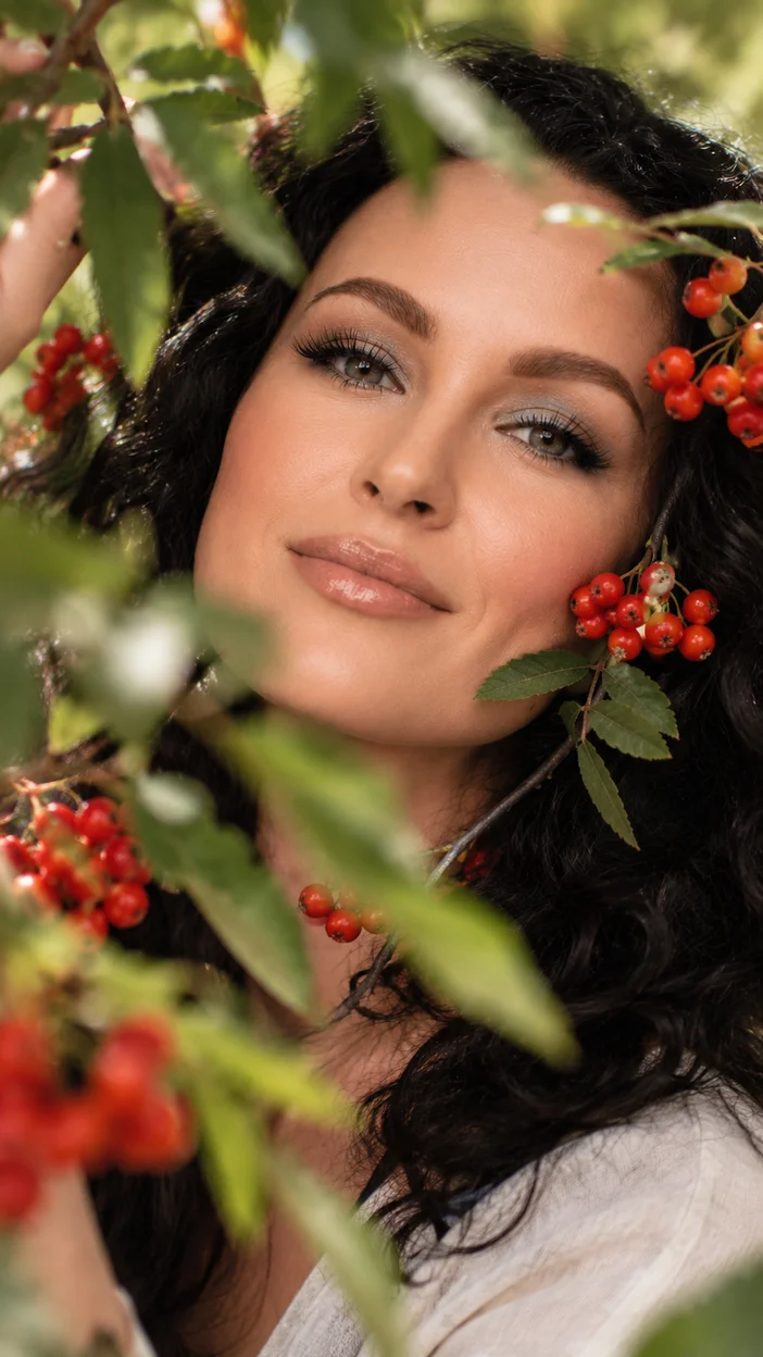 Фотосессия beauty‑портрет лицо сквозь тонкую ветку рябины, минималистичная светлая одежда