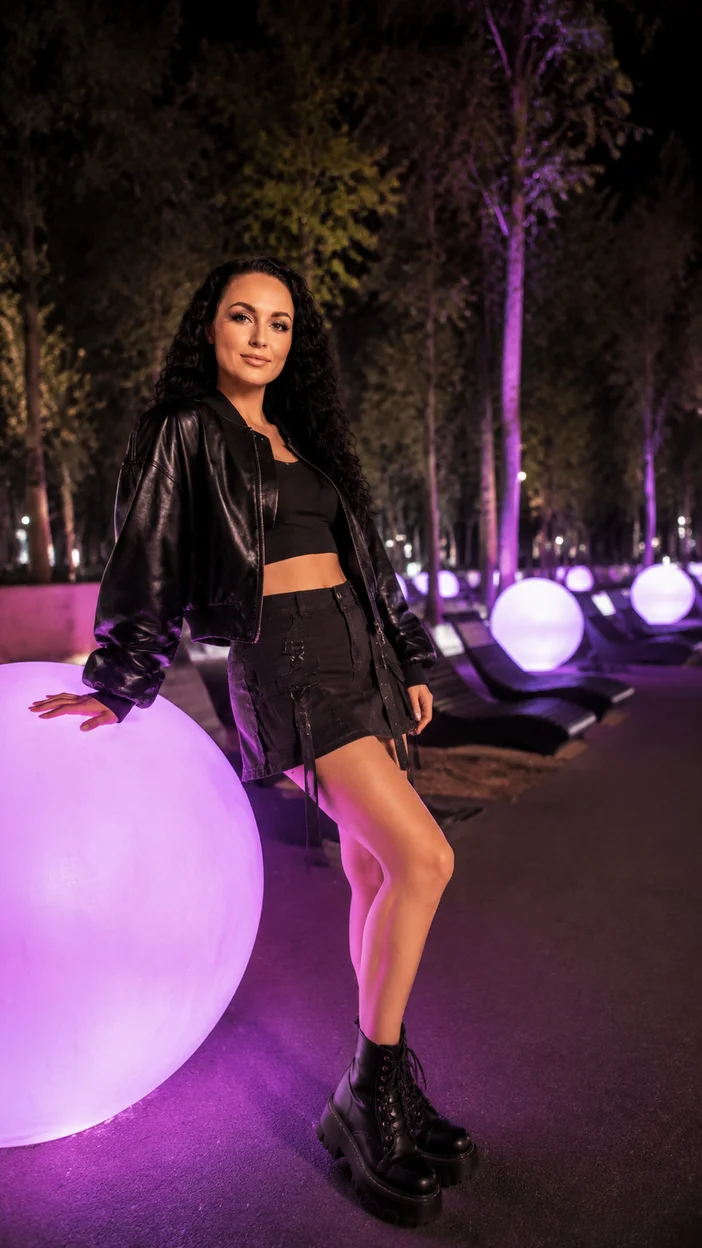 Фотосессия девушки среди фиолетовых светящихся сфер