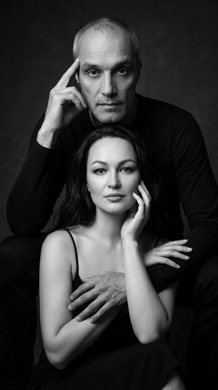 Чёрно-белый кинематографичный портрет пары в тёмной студии