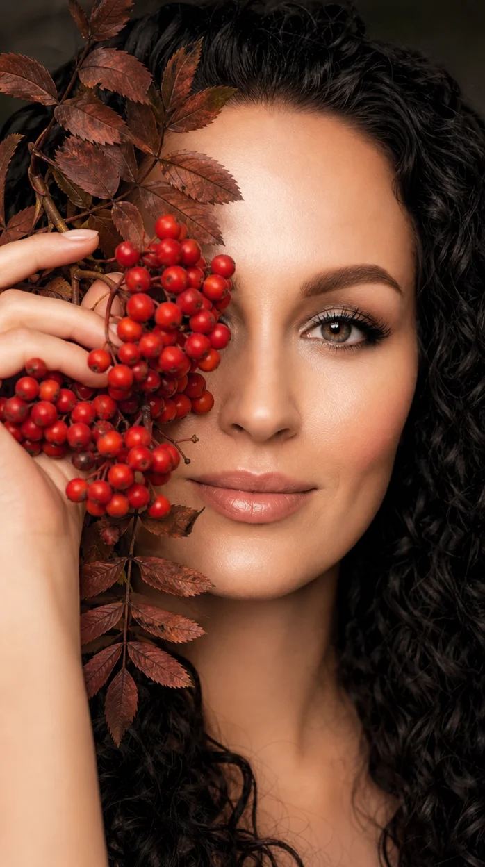 Фотосессия девушки с рябиной в beauty-портрете