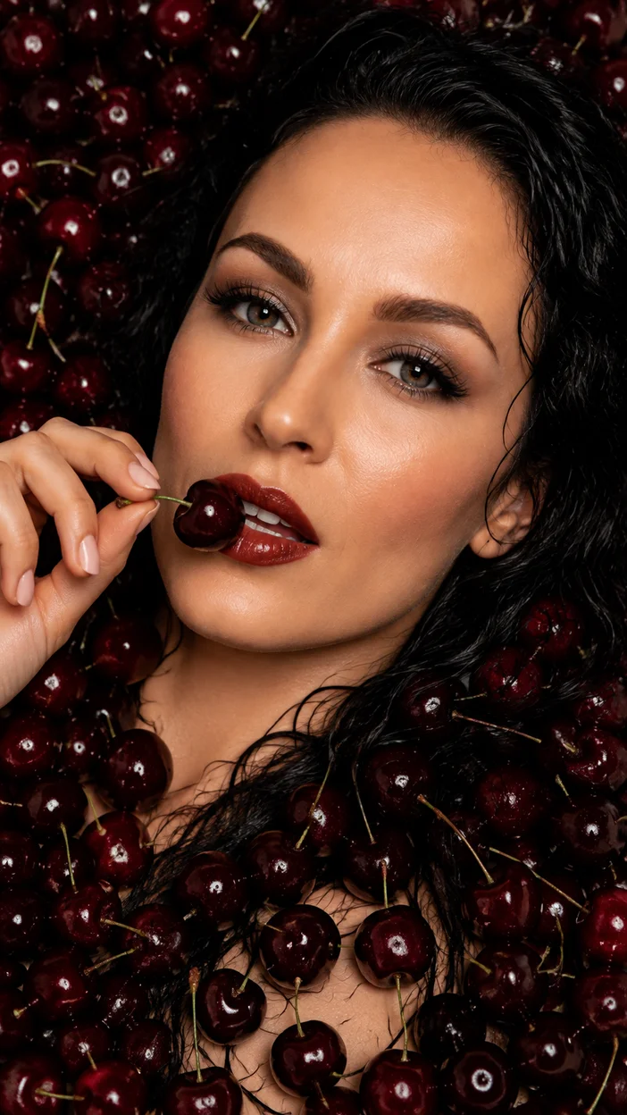 Фотосессия девушки среди вишен в beauty-портрете