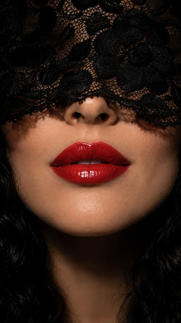 Фотосессия экстремально крупный beauty‑портрет с чёрным кружевом и насыщенно‑красными губами