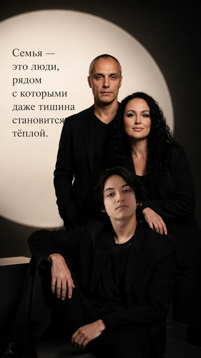 Фотосессия семьи в чёрной модной студии
