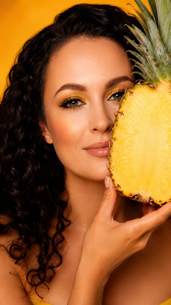 Фотосессия девушки с ананасом в beauty-портрете