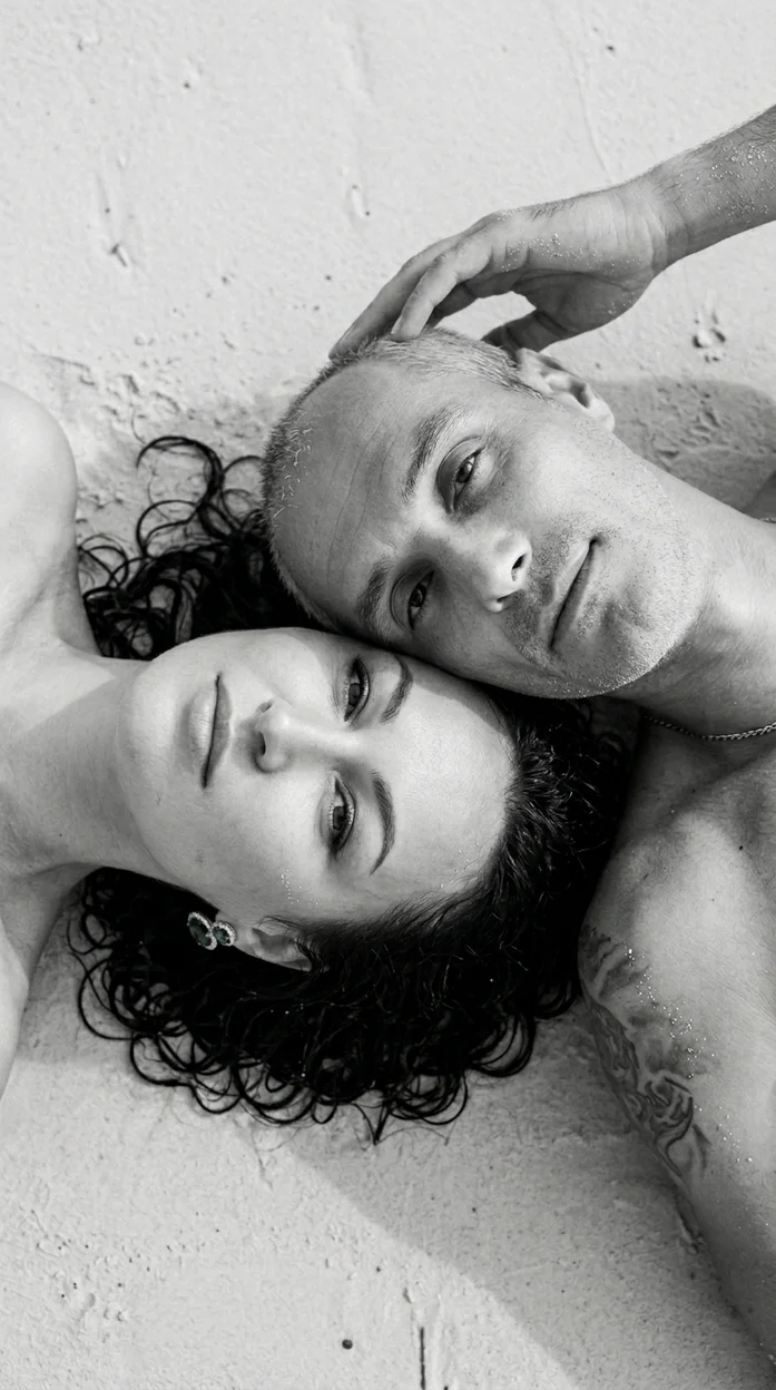 Чёрно-белый романтический портрет пары на пляже