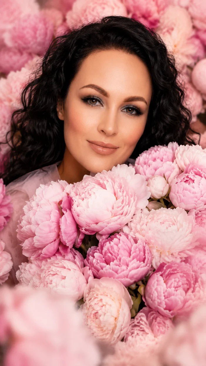 Фотосессия девушки в платье среди пионов крупным планом
