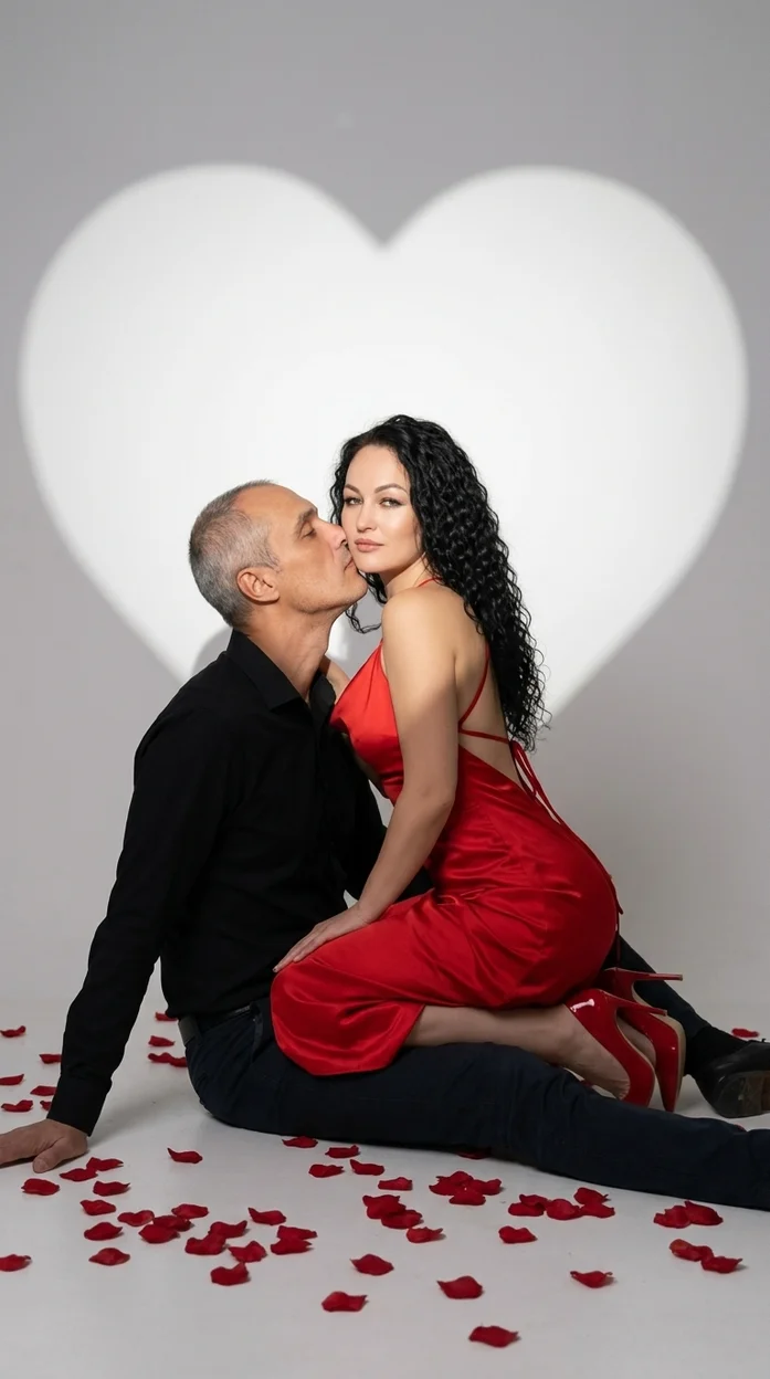 Романтическая студийная сцена поцелуя с тенью сердца