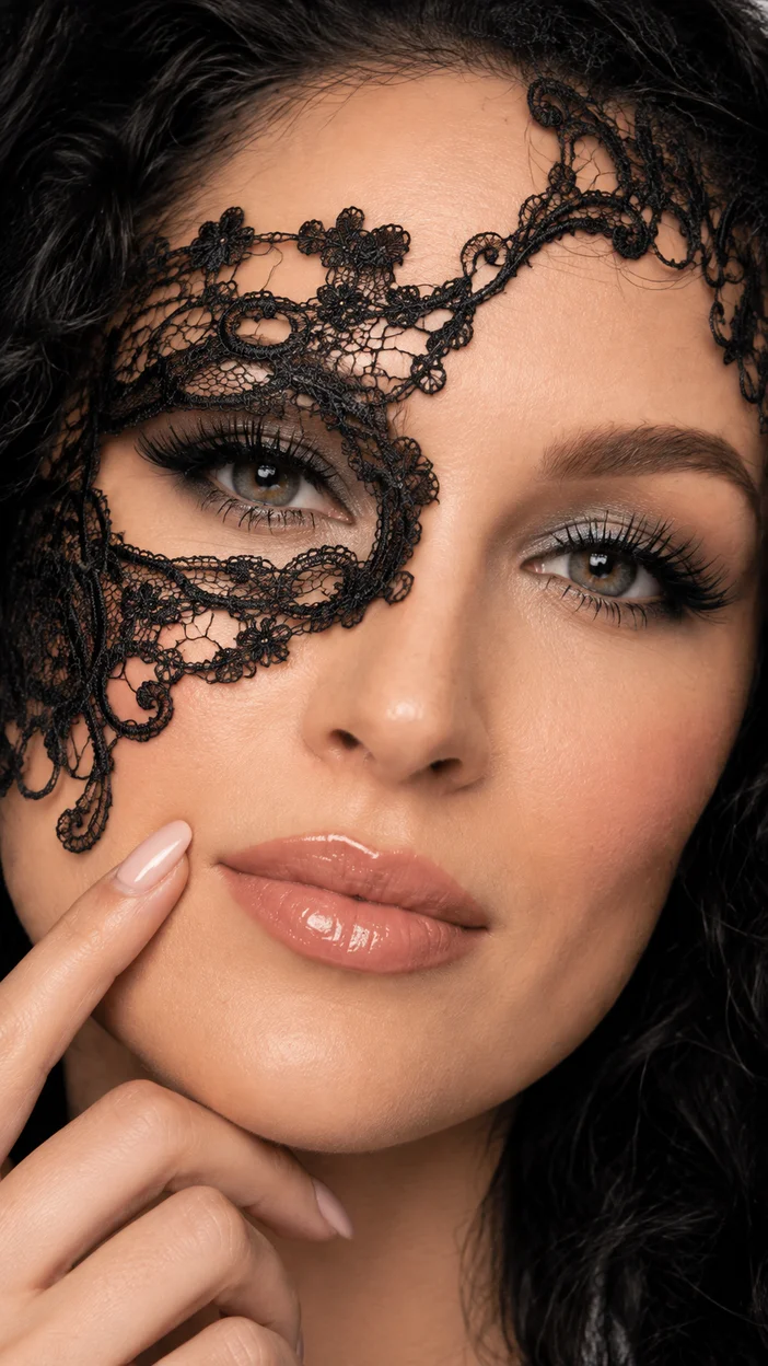 Фотосессия экстремально крупный beauty‑портрет с асимметричной чёрной кружевной маской — макро лицо и палец у щеки